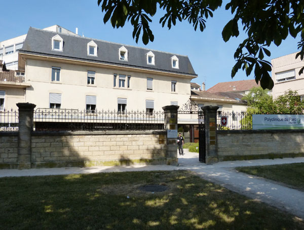 Entrance to the Clinic Drevon side Cours de General de Gaulle