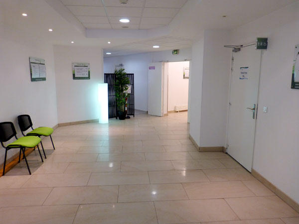 To join the offices of orthopedic surgery of Doctors Mirbey and Givry, go straight in the main hallway before you